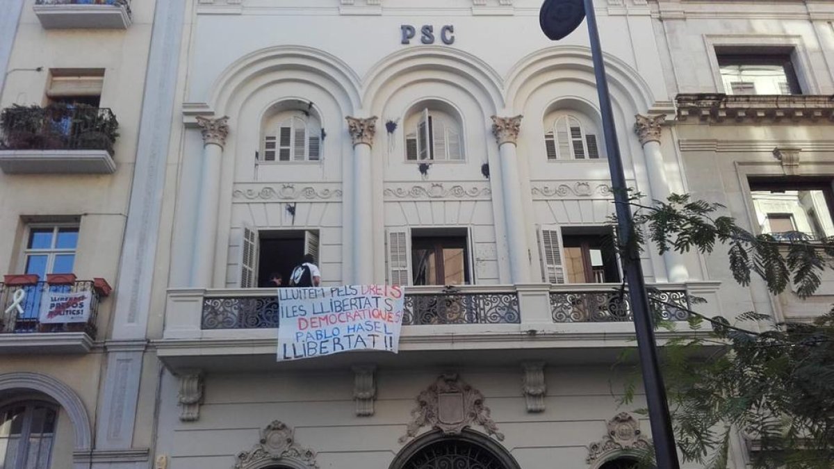 El PSC denuncia l'assalt a la seua seu d'una plataforma