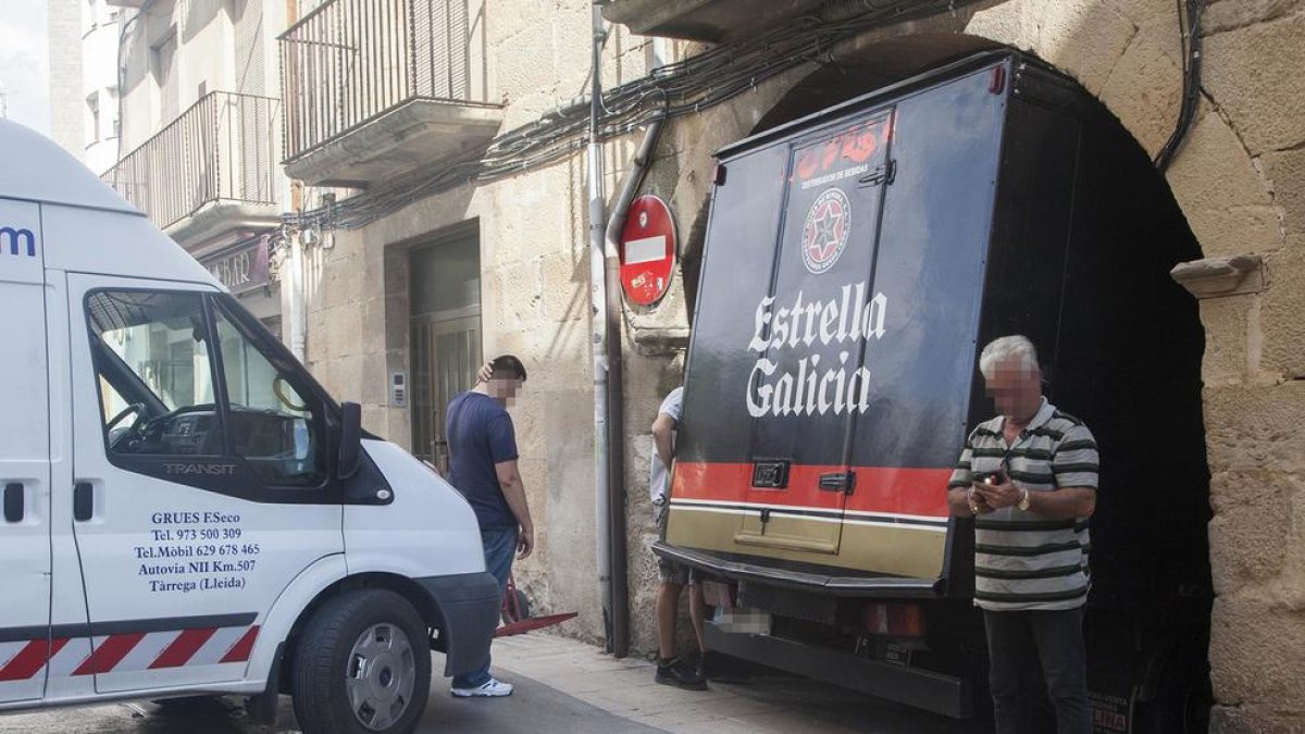 Imatge del vehicle atrapat al passatge.
