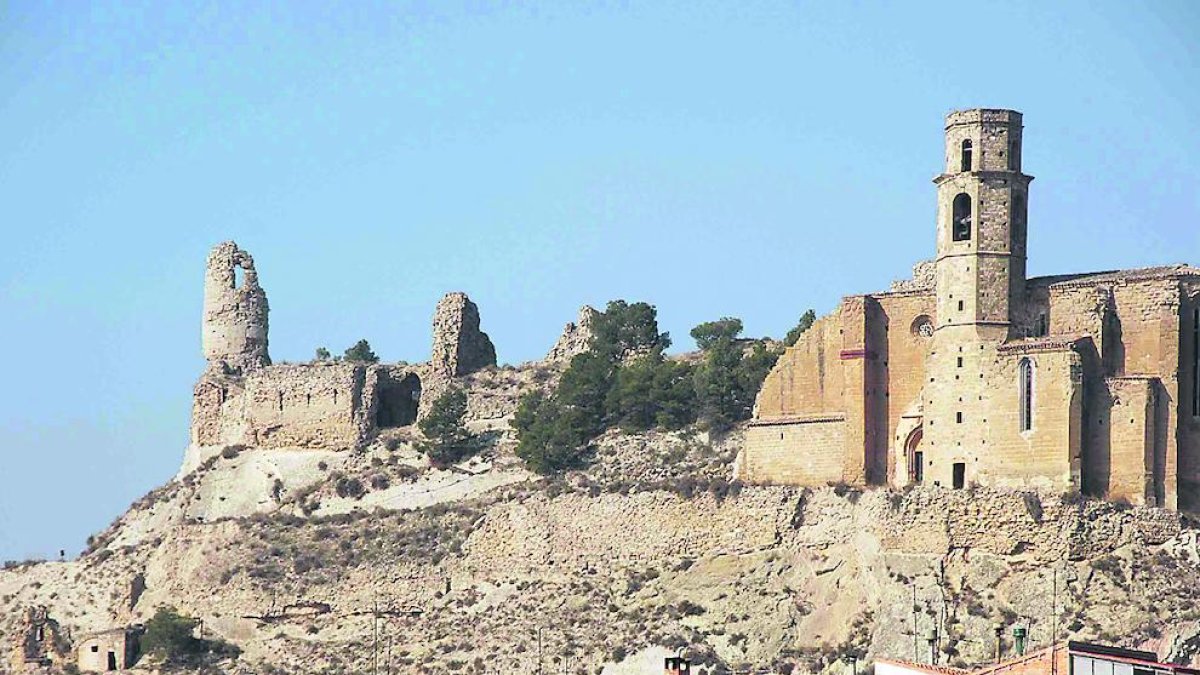 El conjunto monumental de Castelló con el castillo y la iglesia.