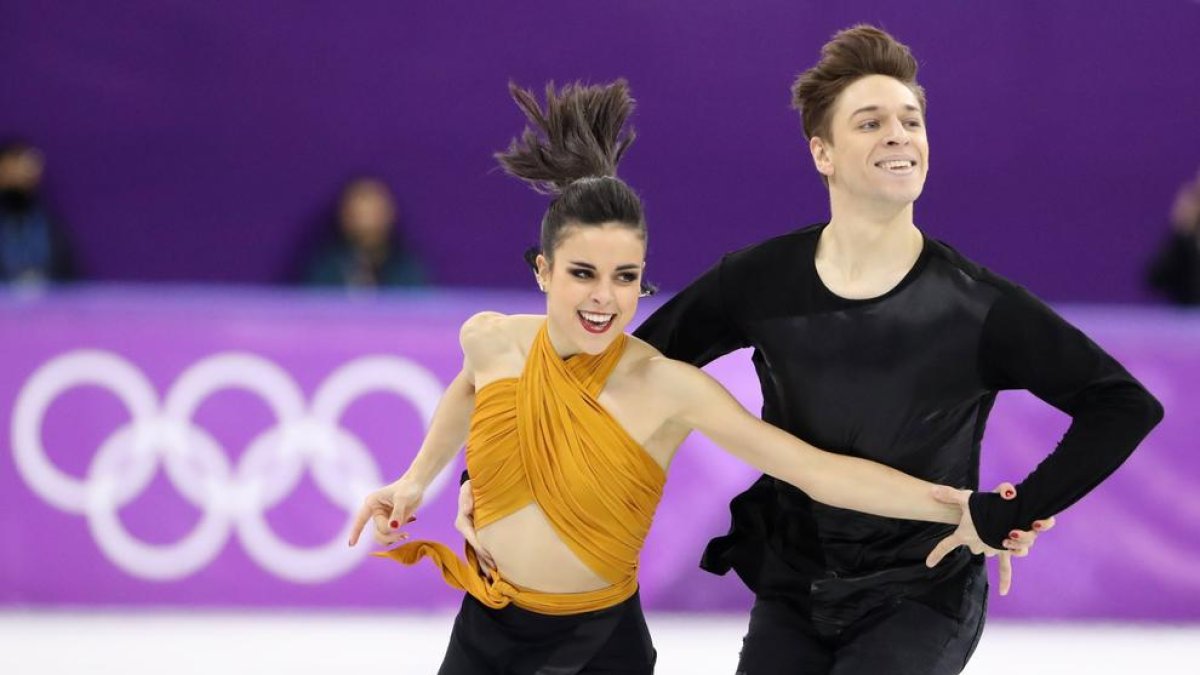 Sara Hurtado i el rus nacionalitzat Kirill Khaliavin, durant la jornada d’ahir. A la dreta, Hernández va tornar amb la seua medalla.