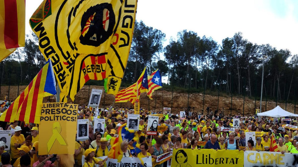 Concentració davant la presó, amb molta presència de lleidatans.