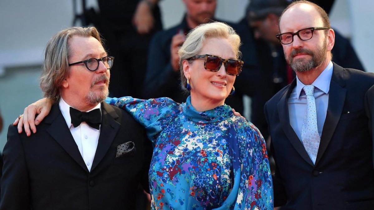 Streep, escoltada por Gary Oldman (d.) y Steven Sodenbergh (izq.).