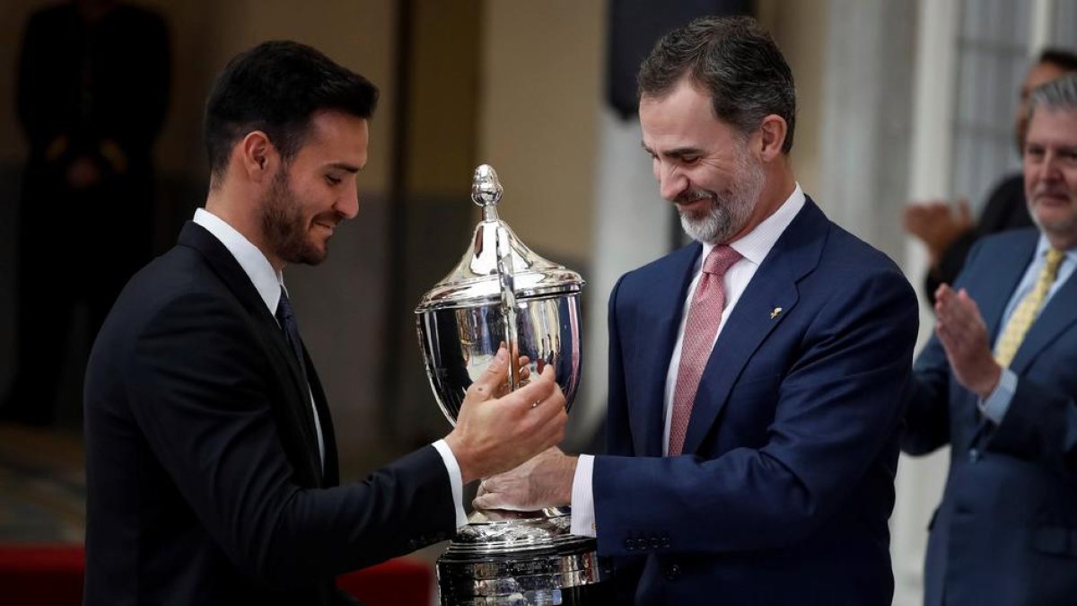 Chourraut y Valentín, junto a la Reina con el trofeo compartido.