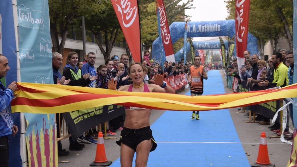 La guanyadora en categoria femenina, Laia Andreu. 			 Un grup d’atletes als primers instants de la cursa.
