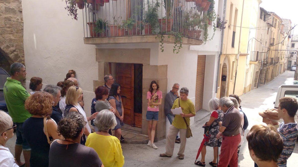 Algunos de los participantes en la visita guiada de ayer por el antiguo barrio judío de Tàrrega.