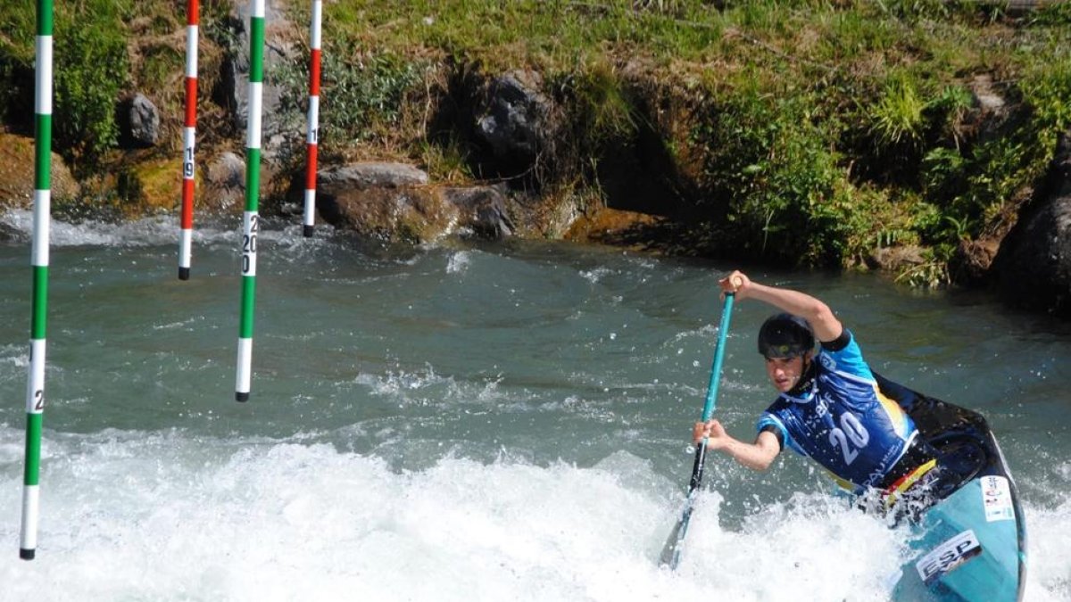 Miquel Travé, durant la seua actuació d’ahir a la sèrie semifinal de canoa.