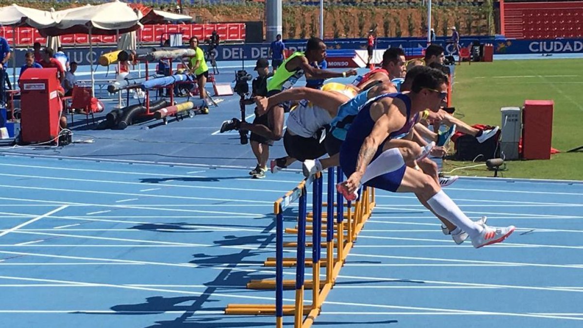 Arnau Erta, en primer término, durante la carrera de semifinales por la mañana donde acabó segundo.