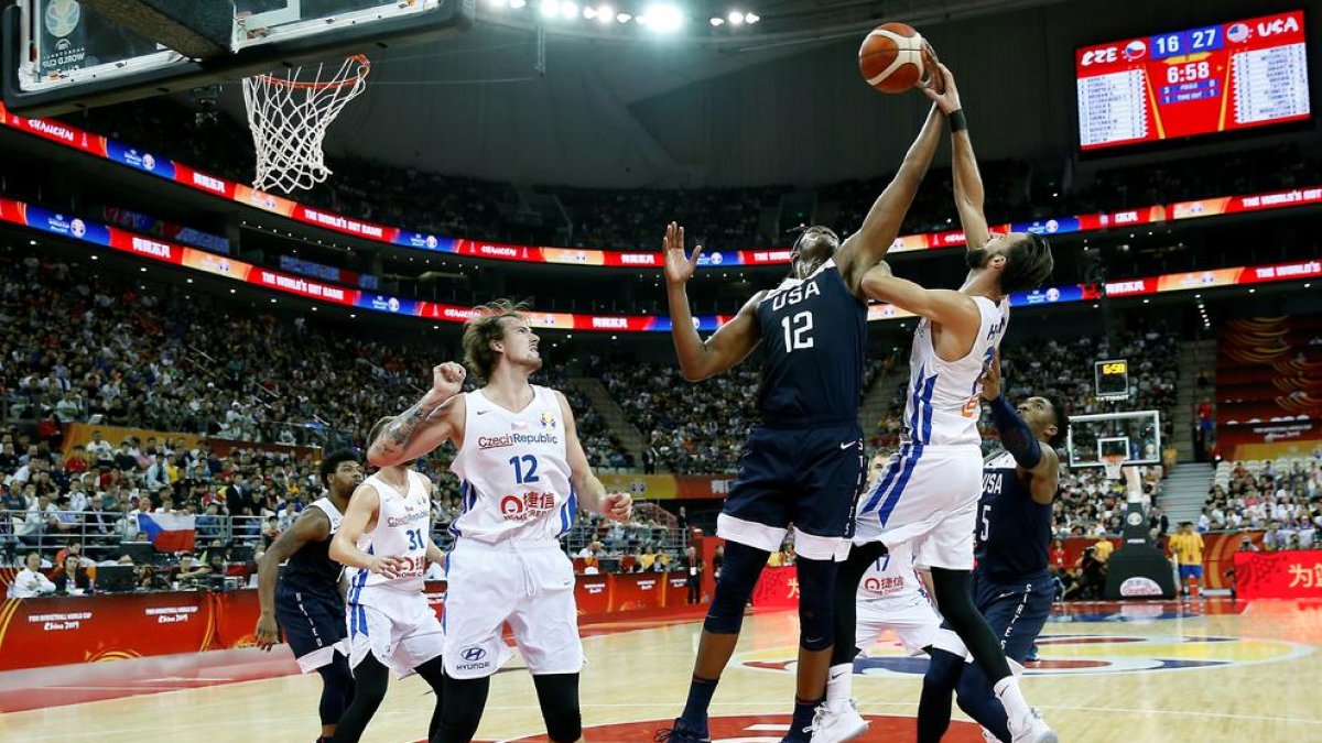 El estadounidense Myles Turner lucha con un rival, en una acción del partido ante los checos.