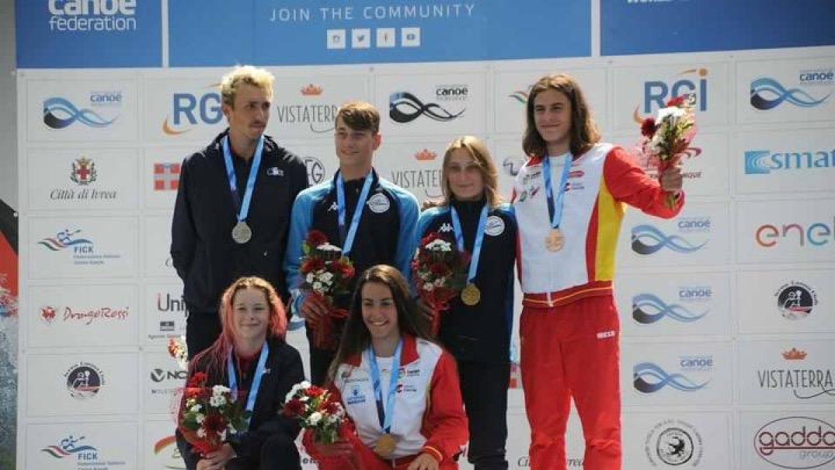 Pau Echaniz, a la derecha de la imagen, en el podio de la categoría C2 júnior del Mundial de Ivrea.