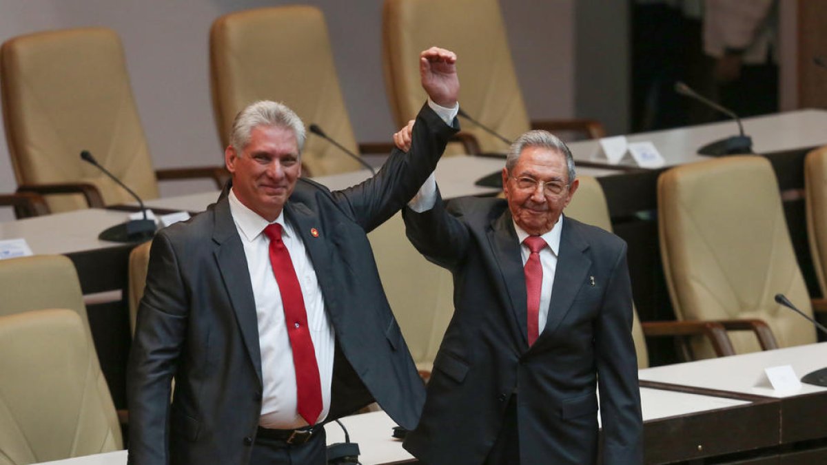 Miguel Díaz-Canel saluda al costat del seu antecessor, Raúl Castro.