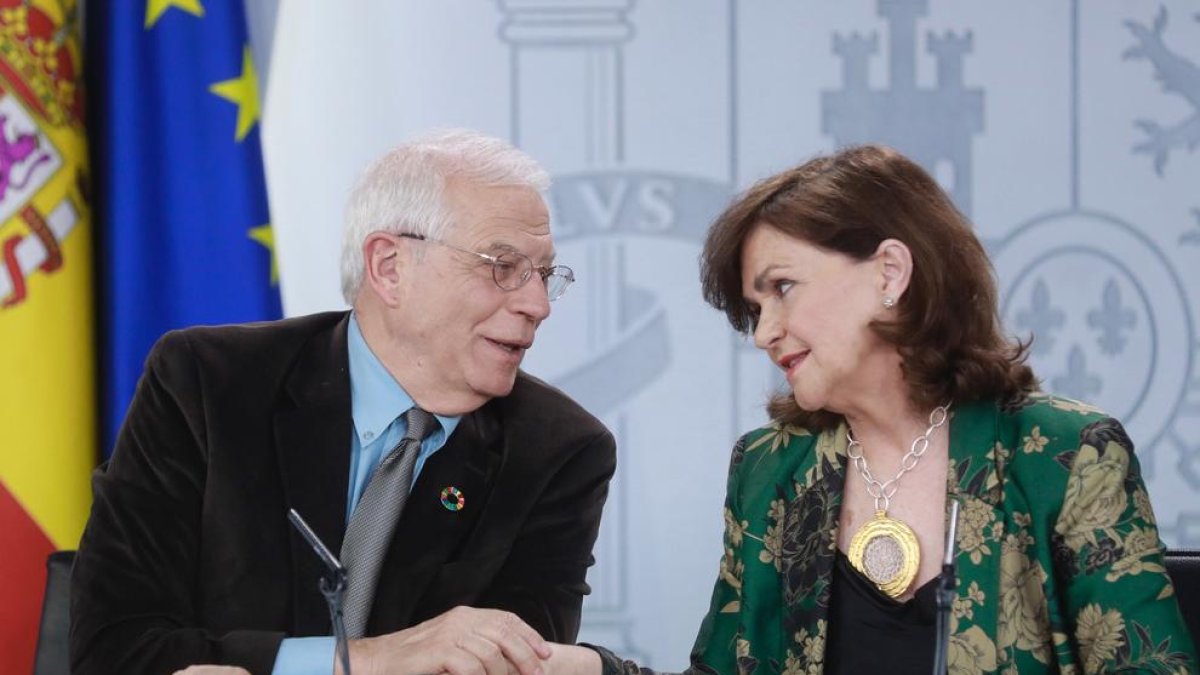 Imagen de Josep Borrell y Carmen Calvo en la rueda de prensa tras el Consejo de Ministros, ayer.