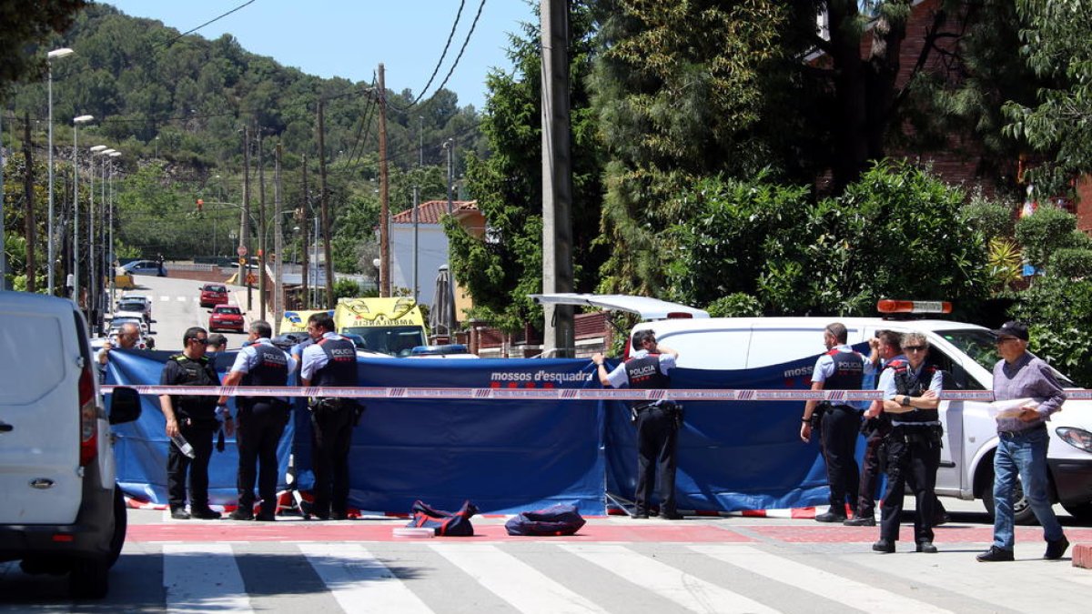 Els Mossos treballaven ahir al lloc del crim.