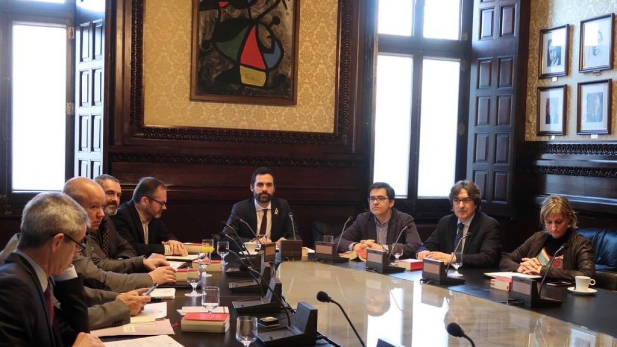 La Mesa del Parlament aparca la decisió sobre la delegació de vot dels diputats a Brussel·les