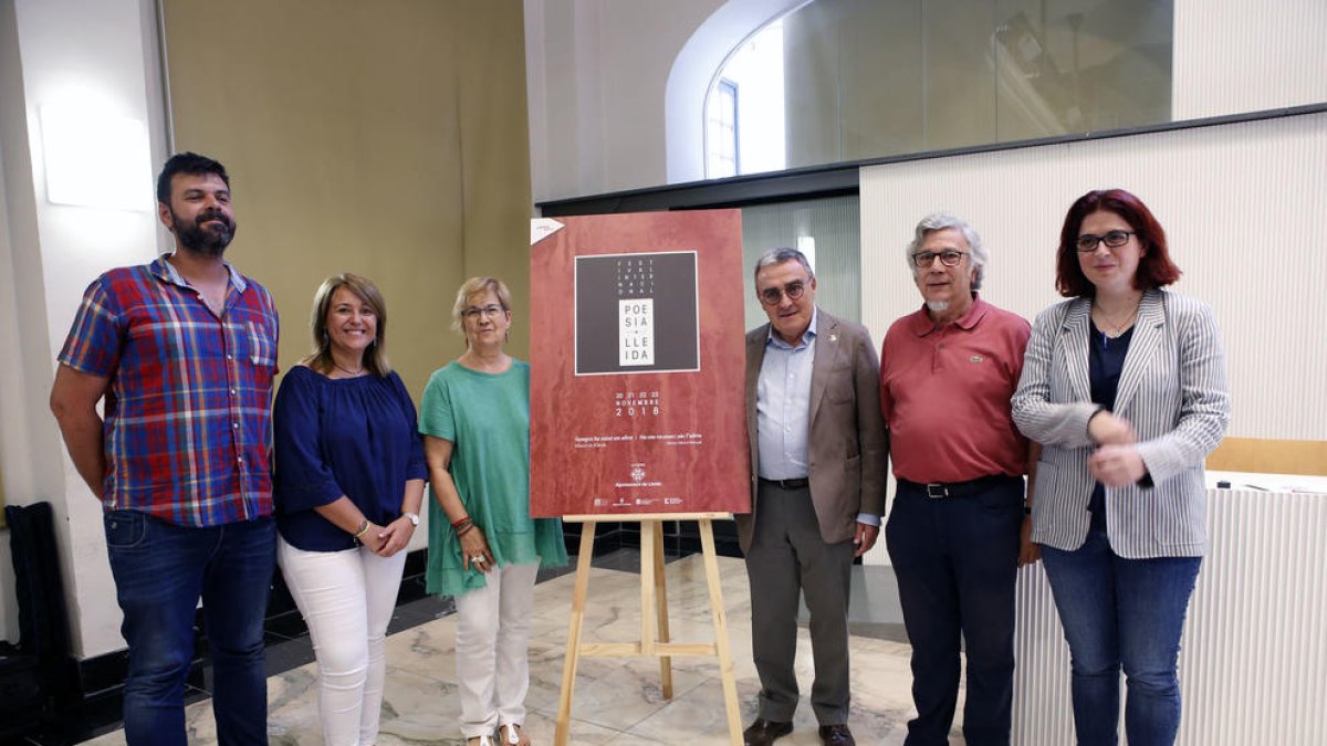 Anton Not y Àngels Gregori junto a las autoridades ayer, en la presentación del festival.