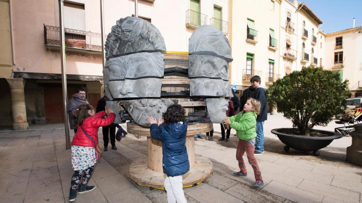 Nens interactuen amb una de les escultures de ‘Mènsula’.