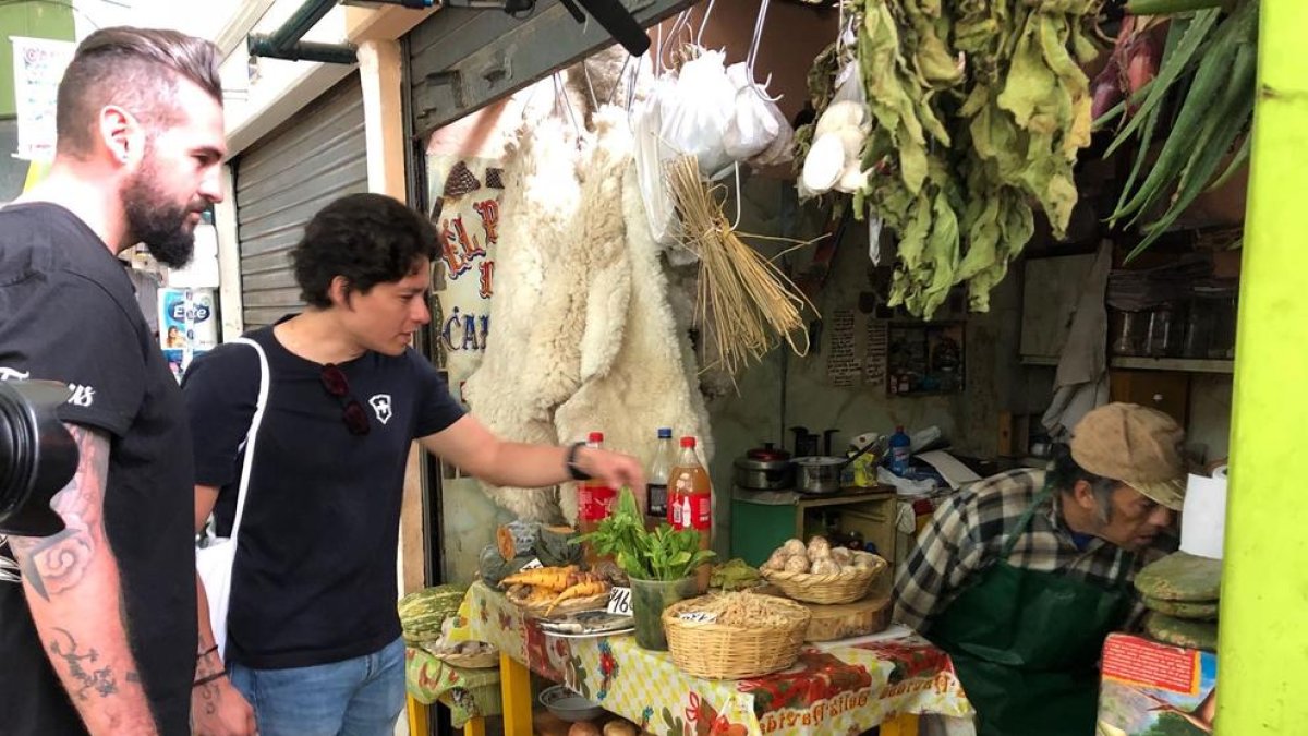 Javier Peña recorre diferents països a la recerca de la gastronomia autòctona.