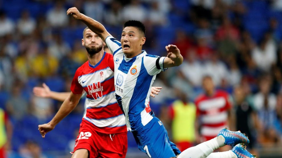 Wu Lei cae ante el defensa del Granada, Duarte.