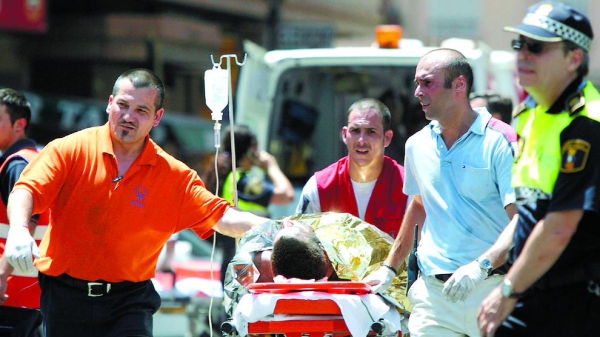 Els serveis sanitaris atenen un ferit en l’accident de metro de València, el juliol del 2006.