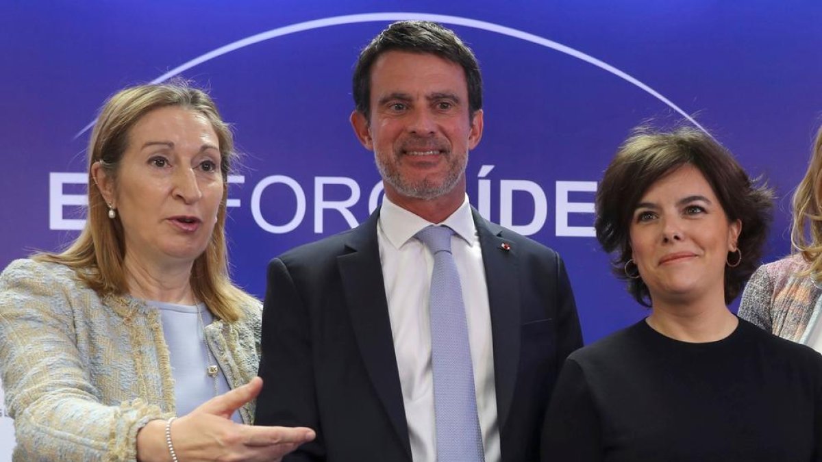 Ana Pastor, junto al ex dirigente galo Manuel Valls y Soraya Sáenz de Santamaría.