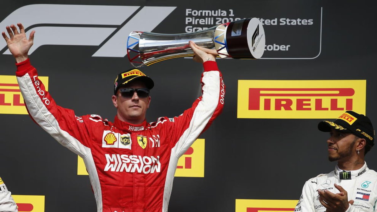 Hamilton aplaude a Kimi Raikkonen tras recoger el finlandés la copa de ganador en Austin.