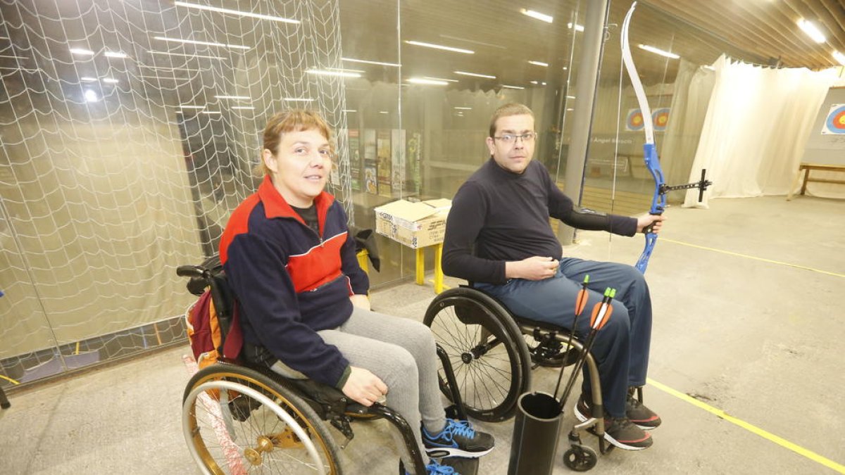 Dolors Gou y Ferran de la Casa deben vencer muchas dificultades para acceder al altillo del pabellón donde practican el tiro con arco.