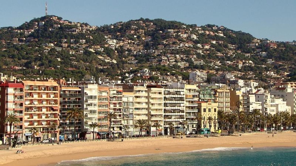 La ruta GR-92 recorre los desastres especulativos de la zona.