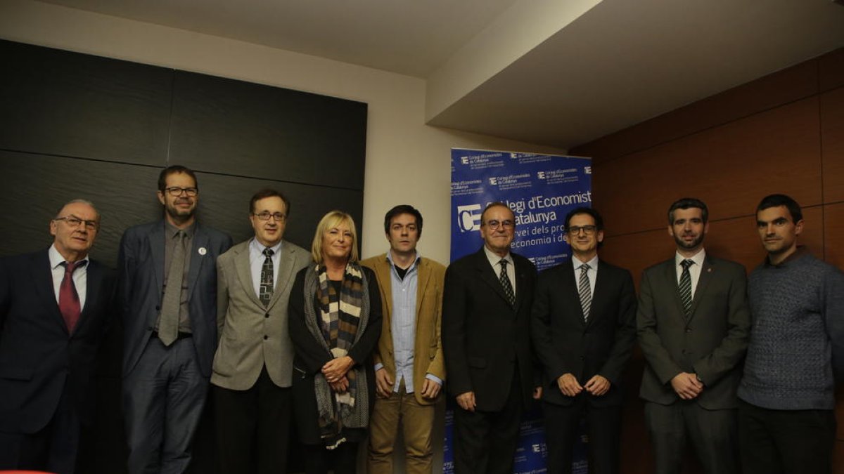 Participantes en la XXIII Jornada de los Economistas, ayer, en la sede del CEC en Lleida.