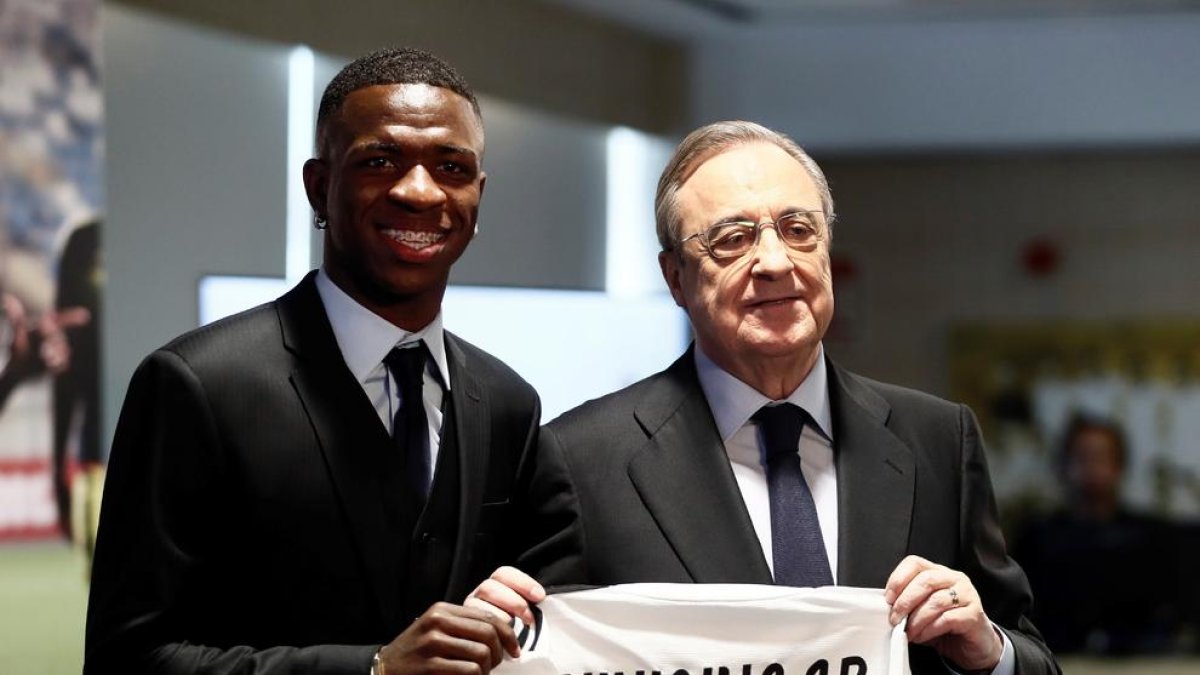 Vinicius Jr., ahir al costat del president Florentino Pérez.