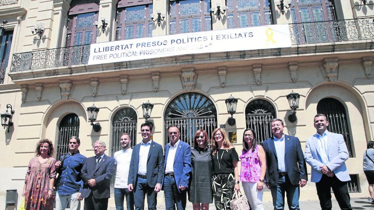 Pueyo, acompanyat de Postius, Talamonte i la resta d’edils del seu govern, van posar ahir al costat de la pancarta d’avinguda de Blondel.