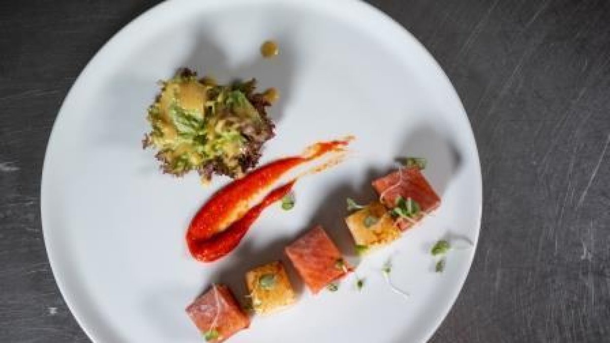 Truita de riu, meló a la planxa, pebrot i vinagreta de fonoll