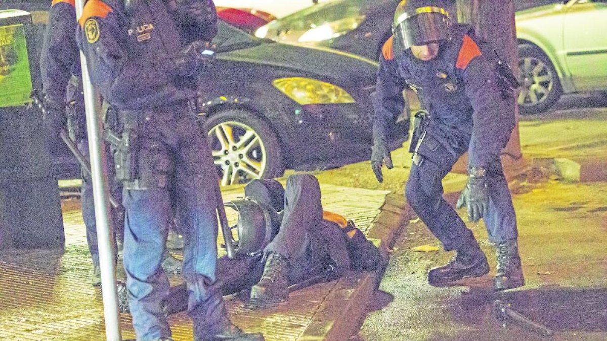 Dos companys atenen l’agent dels Mossos que va ser ferit per una pedrada després del partit.