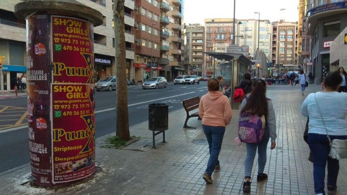 Un poste de anuncios con publicidad de un prostíbulo.