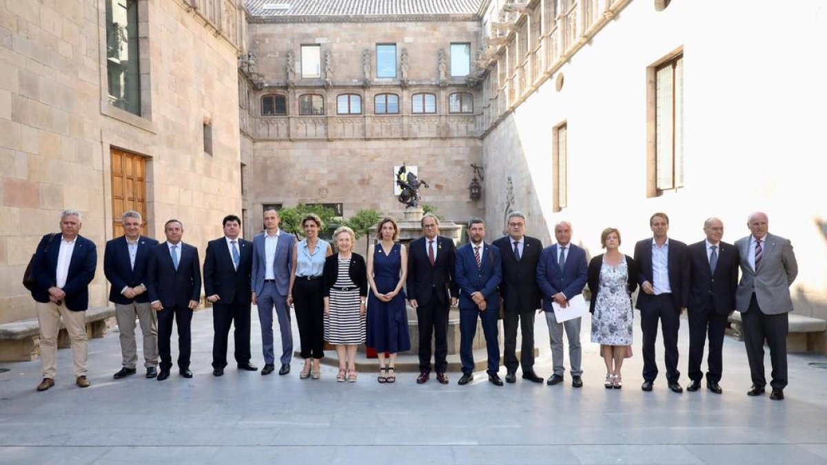Torra y Chacón recibieron ayer a los miembros de las Cámaras de Comercio en el Palau.