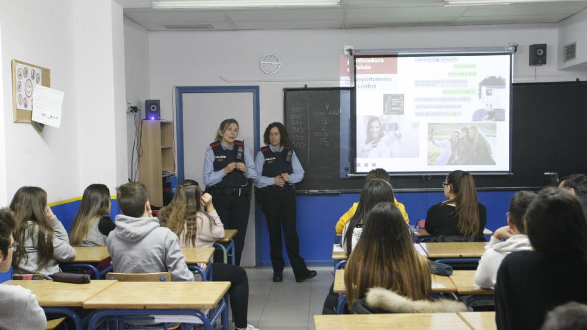 Momento de la charla de los Mossos d’Esquadra ayer en el Col·legi Sant Jaume-Les Heures.
