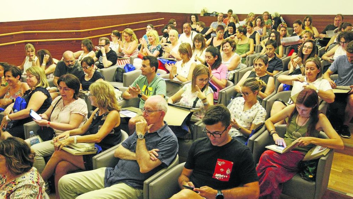 Los docentes inscritos en la Escola d’Estiu, ayer en el primer día en la facultad de Educación.
