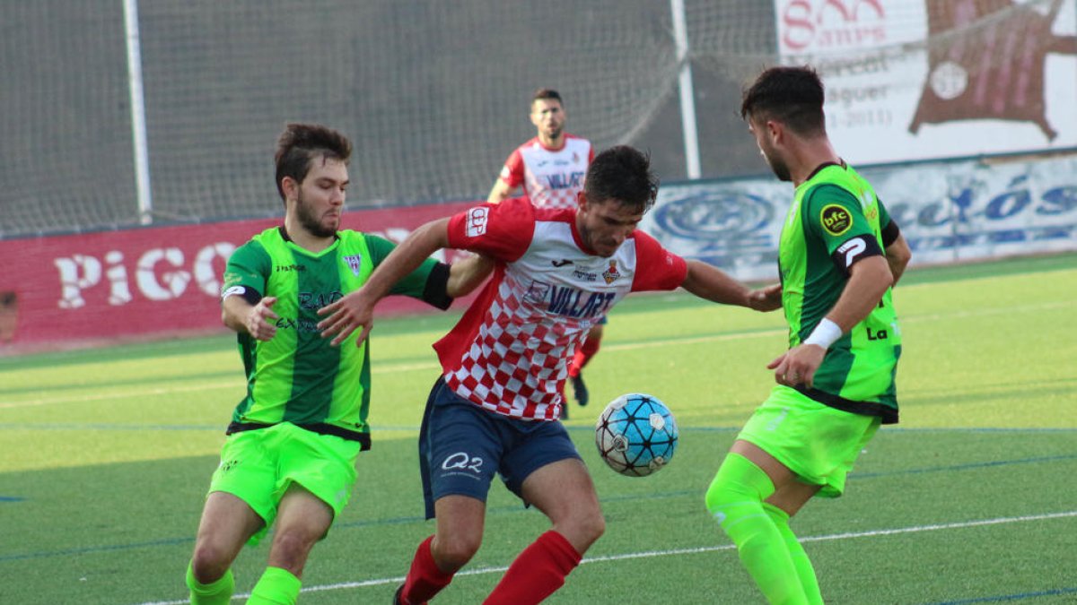 Trota controla una pilota davant la pressió de dos jugadors del Viladecans, ahir durant el partit.