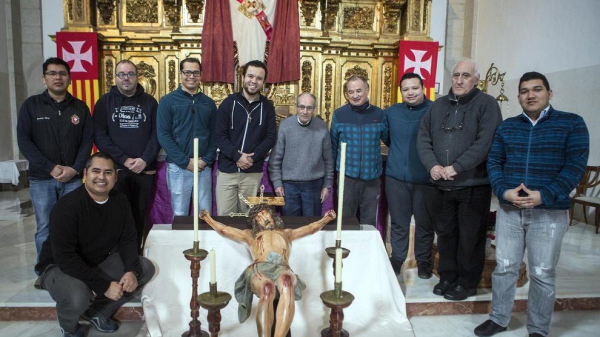 La comunitat religiosa de Sant Ramon, amb el sacerdot, monjos i novicis i el Crist recuperat.