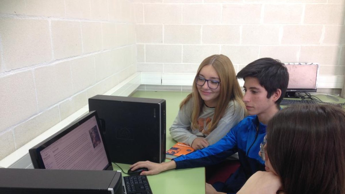 Tres alumnes del Guindàvols, a la final del concurs Odissea de llengües