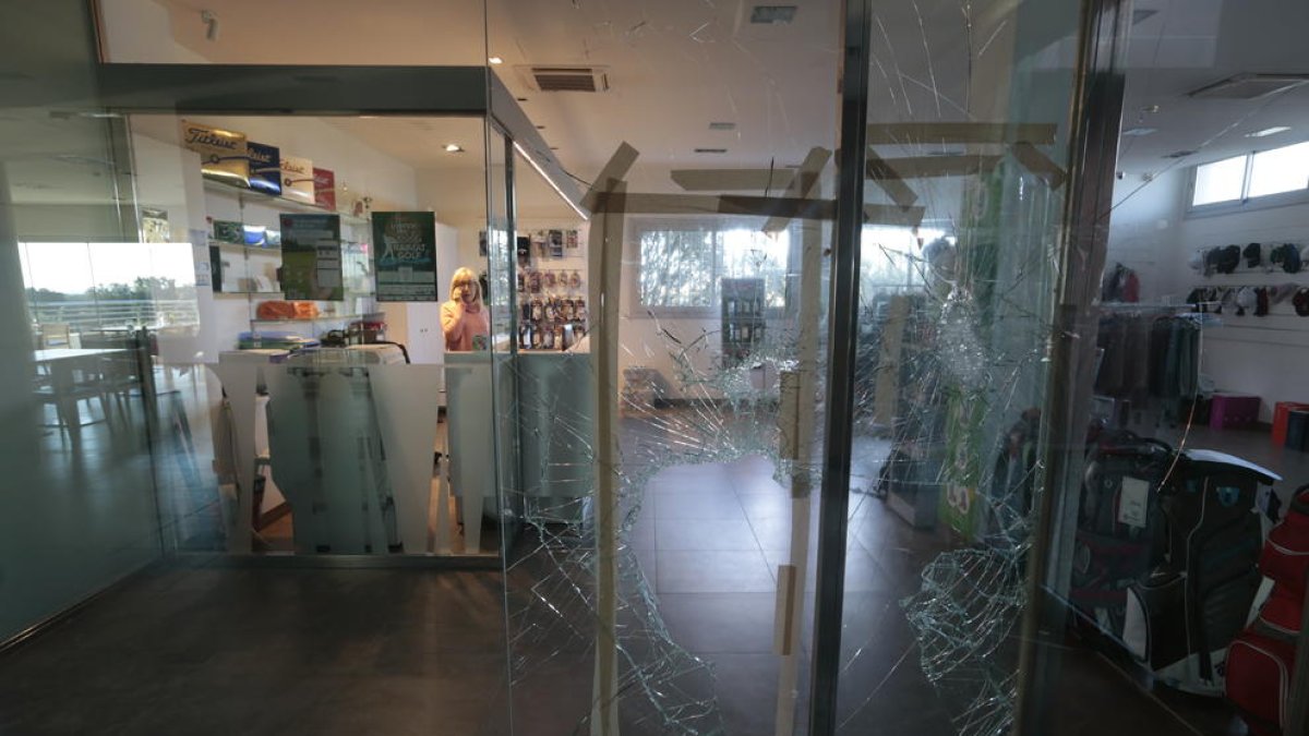 Una de les portes vidrades que van rebentar els lladres.
