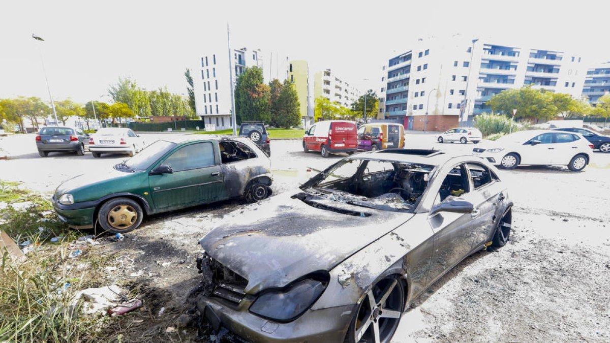 Un incendio calcina tres vehículos estacionados en la avenida Onze de Setembre en Lleida