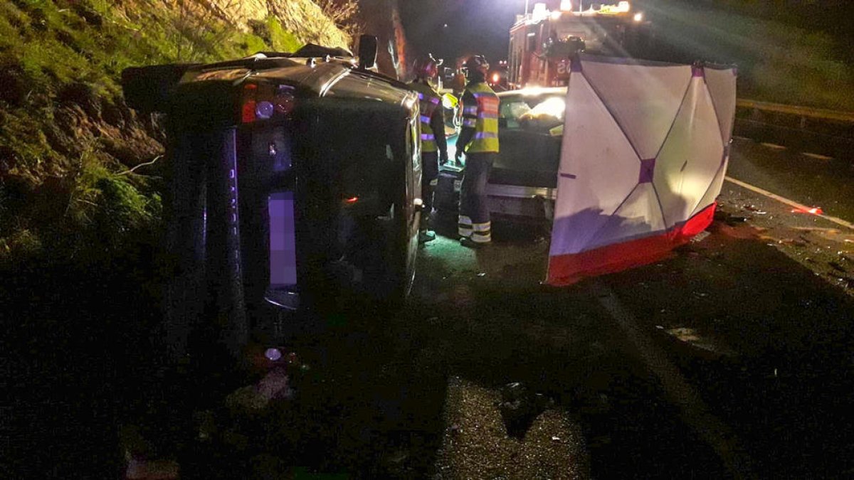 Moren els dos ocupants d'un cotxe en un altre sinistre a l'N-230 a Benavarri