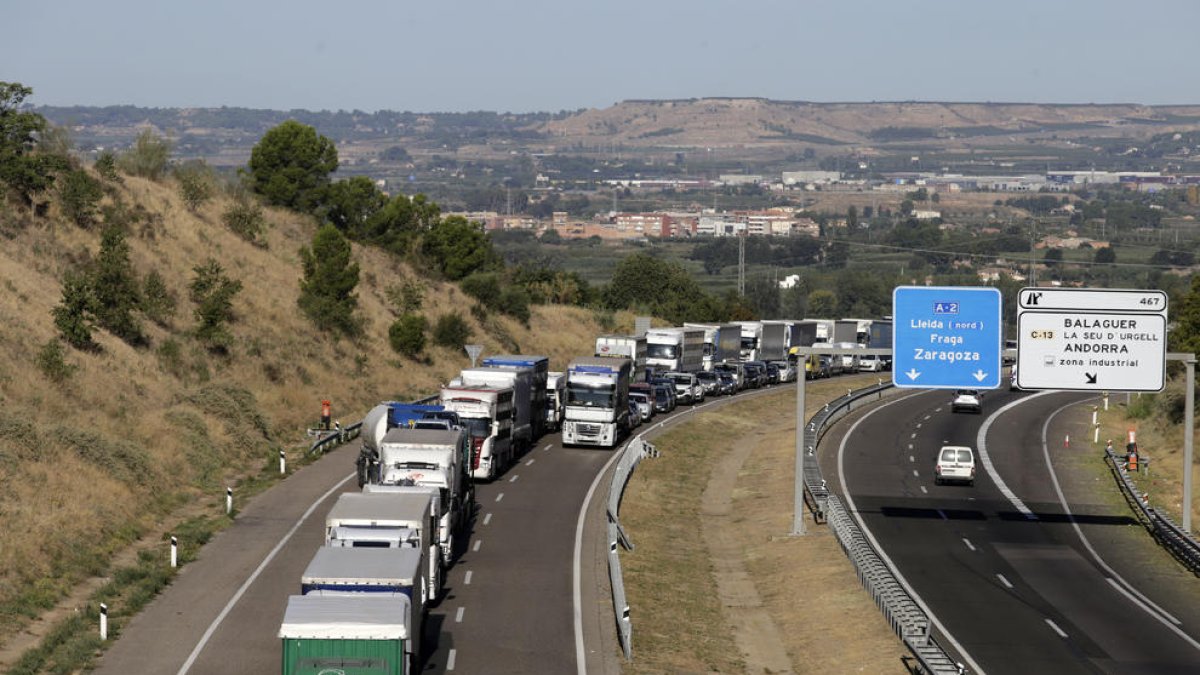 Imatge de les retencions que es van generar a l’A-2 a Lleida com a conseqüència del tall de l’autovia.
