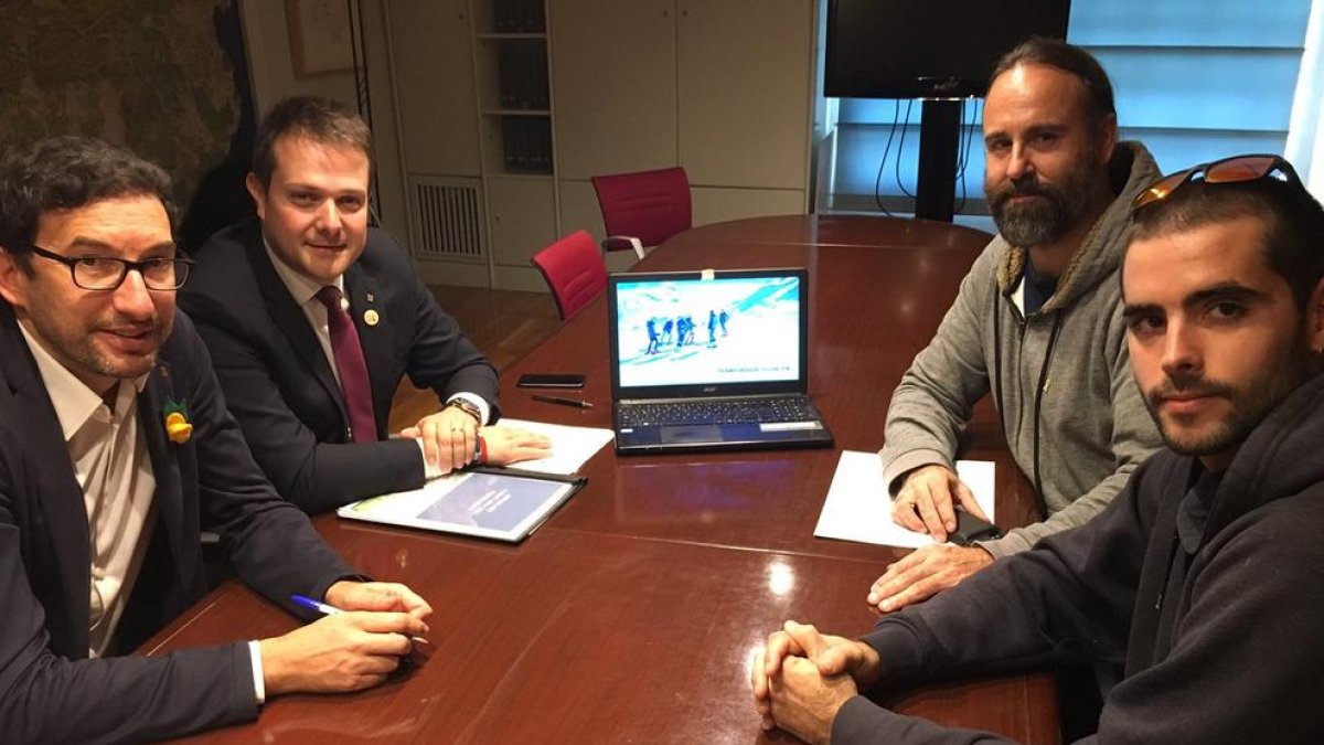 Gerard Figueras, segon per l’esquerra, ahir durant una de les reunions amb entitats lleidatanes.