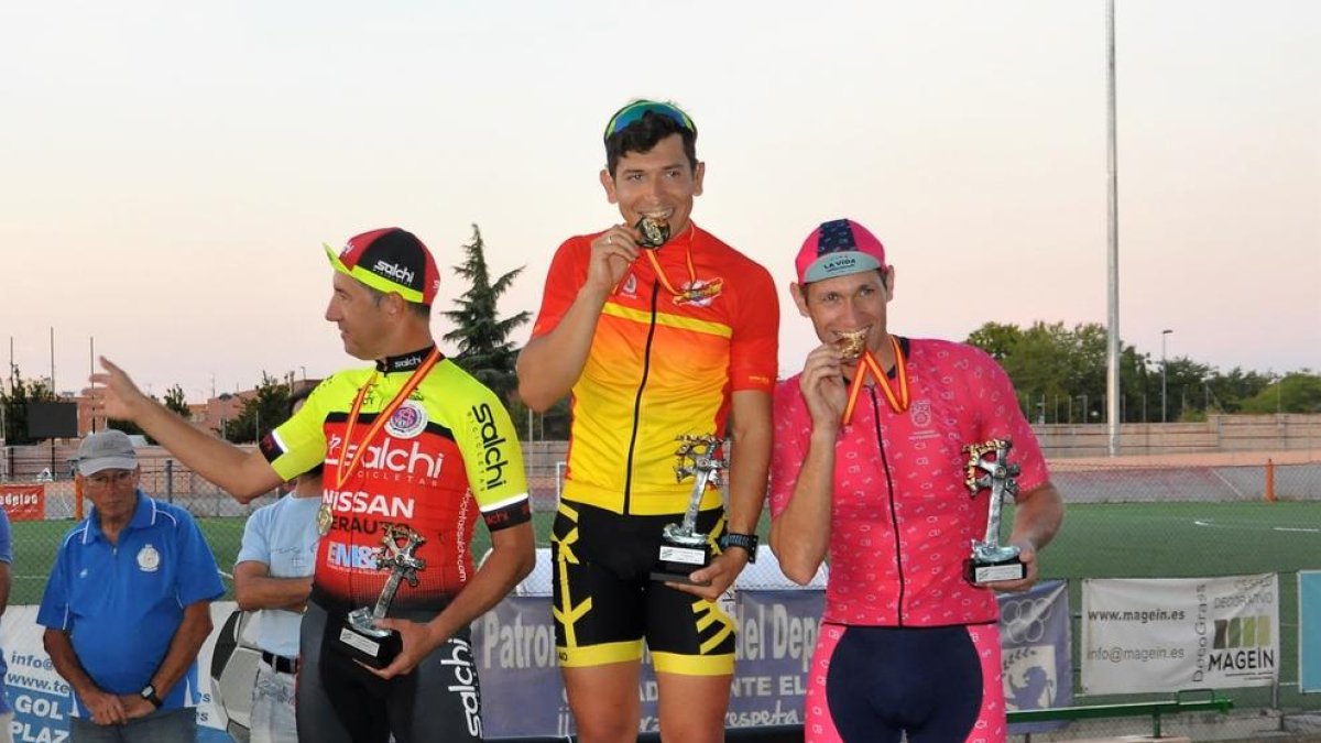 Sergi Jurado, al centre, amb la medalla de campió d’Espanya de ciclisme per a sords.