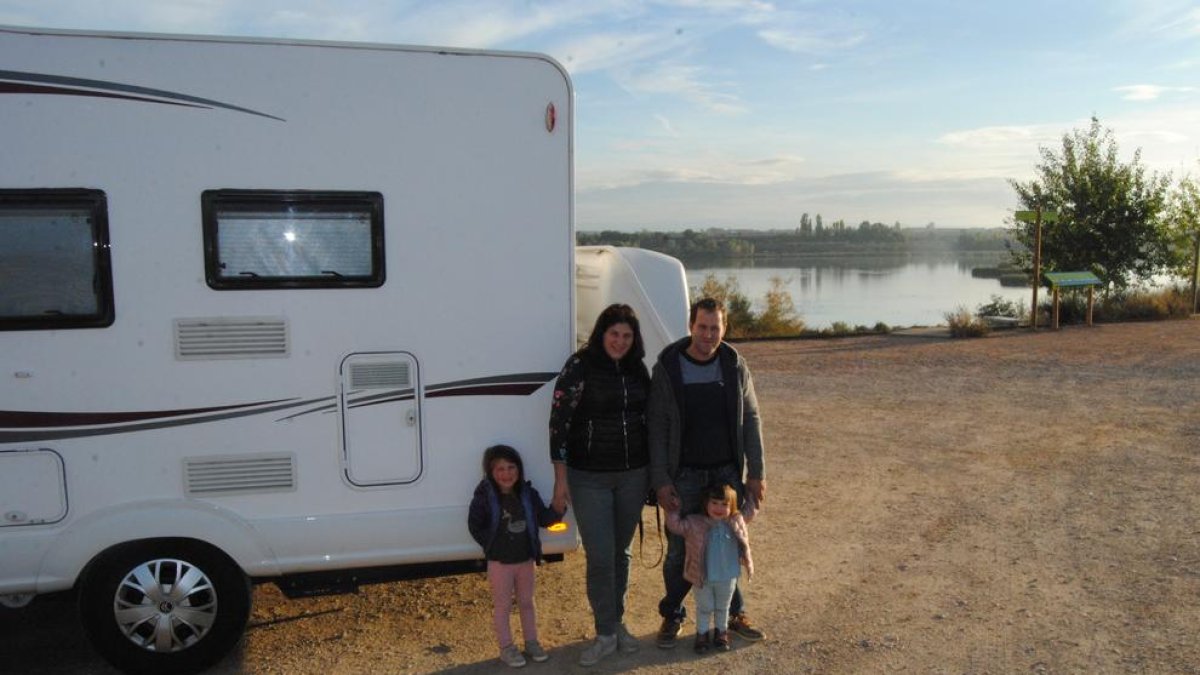 Una familia junto a su caravana en los alrededores del Estany d’Ivars i Vila-Sana.