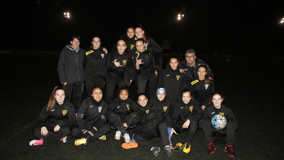 Les jugadores i els entrenadors de l’equip sub-17 del CF Pardinyes.