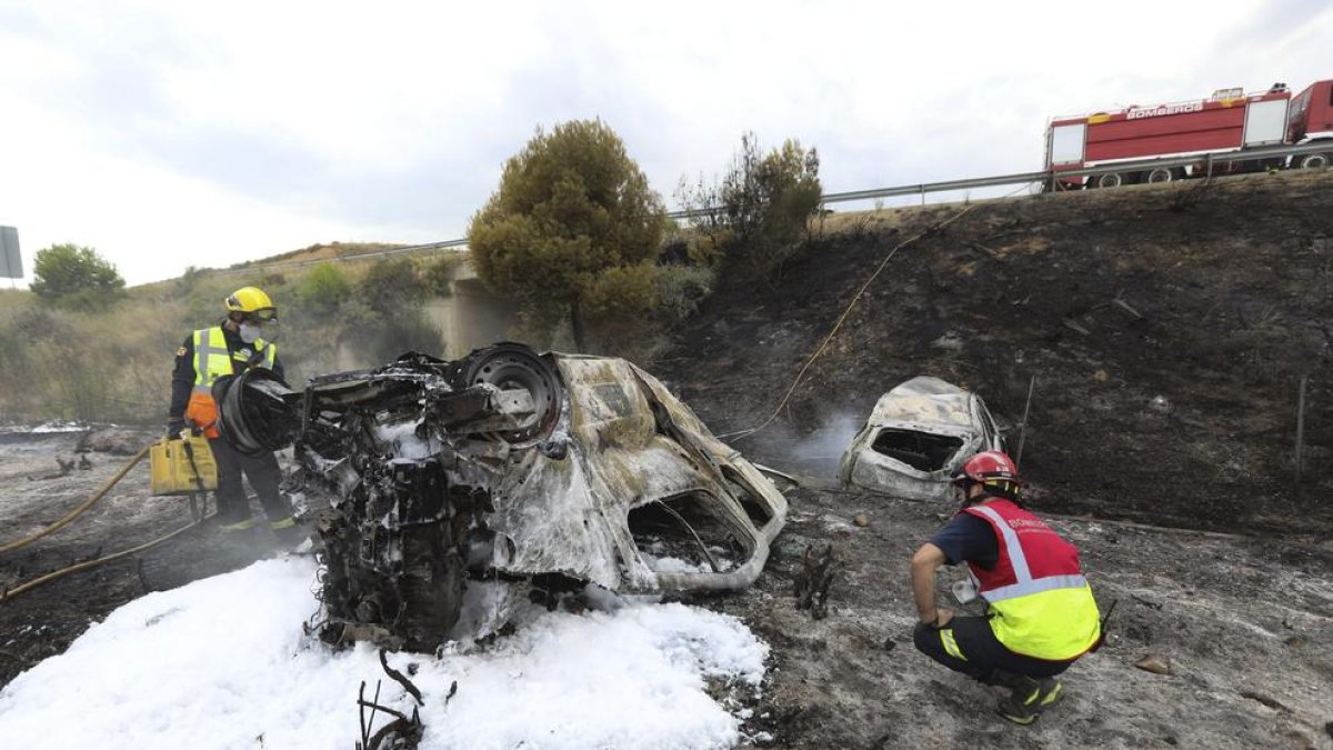 Los dos vehículos implicados quedaron calcinados tras el accidente.