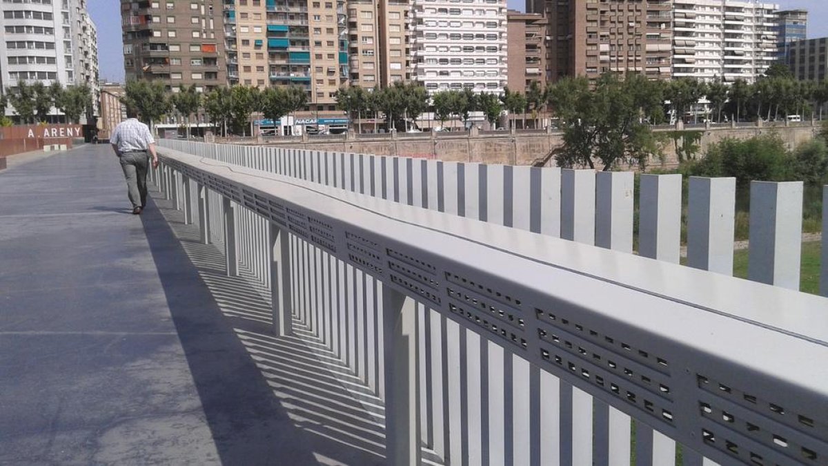 La Paeria inicia los trabajos para retirar el nombre de Alcalde Areny de la marquesina de la pasarela de los Maristes