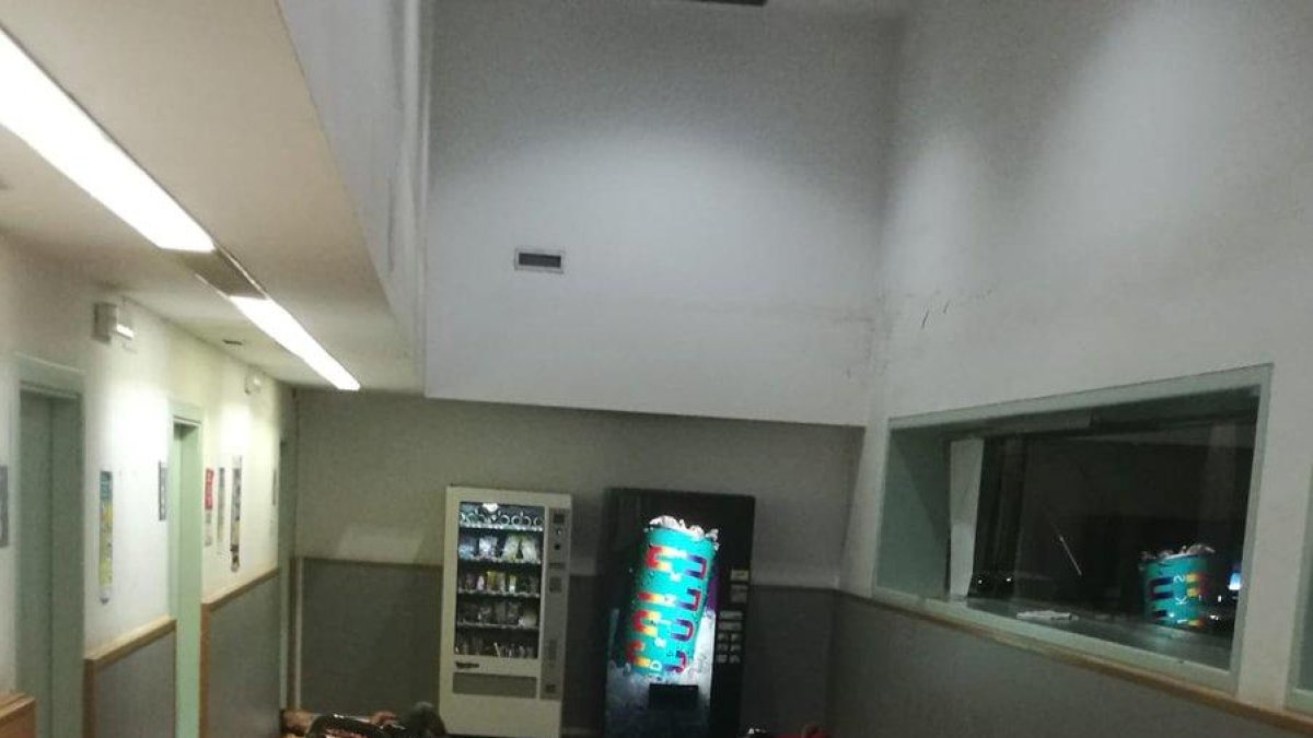 Menors no acompanyats, dormint en una comissaria dels Mossos a Ciutat Vella, a Barcelona.