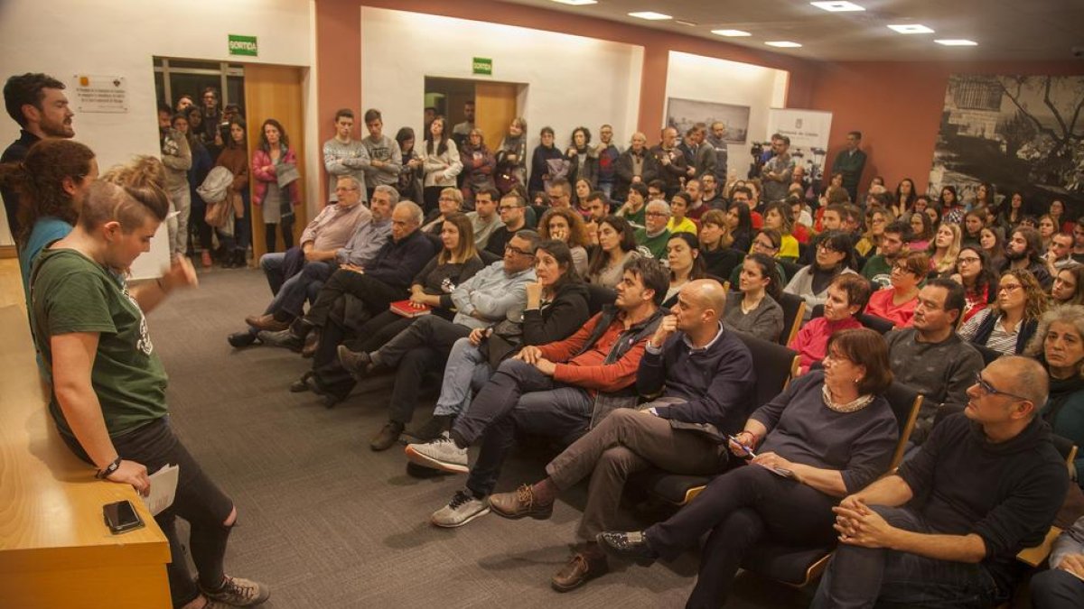 Imagen tomada anoche en la reunión que se celebró en la sala de plenos del consistorio.